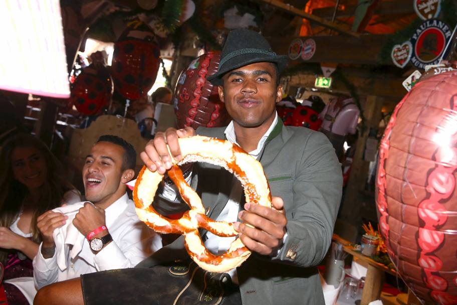 Douglas Costa con un tipico pretzel (Reuters)